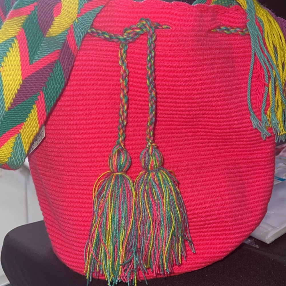 Mochilas Wayuu tejidas a mano en diferentes y vivos colores.